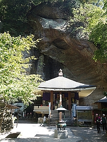 観音堂と大岩壁