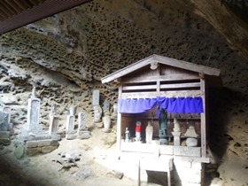 蜂の巣状の奇岩と地蔵菩薩