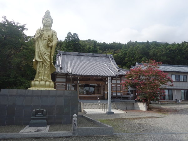 聖観音像と本堂