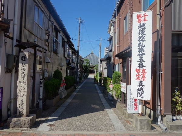 参道からの本堂