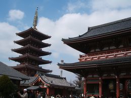 宝蔵門と五重塔