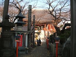 参道から見た本堂