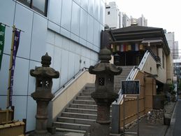 入口から見た本堂