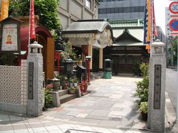 江戸通りからの境内