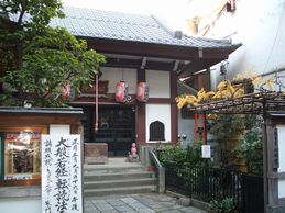 入口から見た本堂