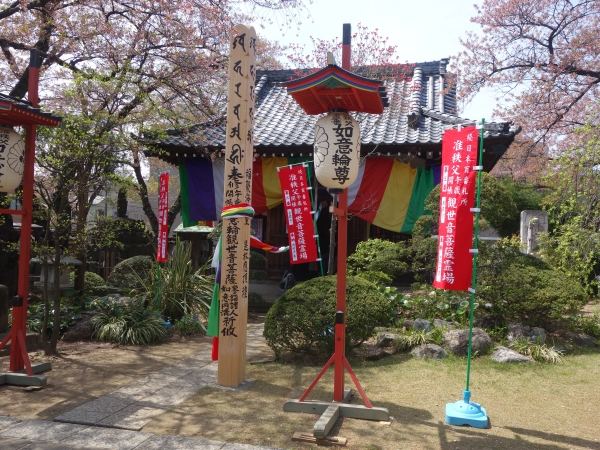 開帳塔婆と本堂（その２）