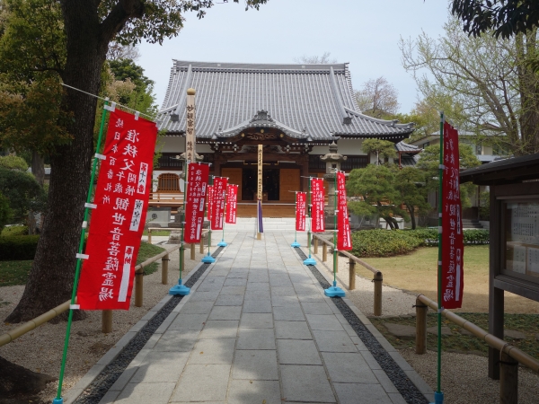 開帳塔婆と本堂（その１）