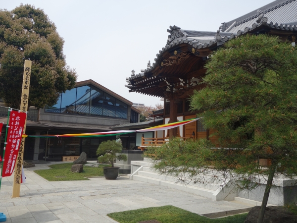 開帳塔婆と本堂（その２）