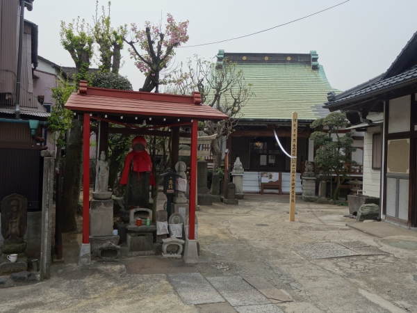 開帳塔婆と本堂