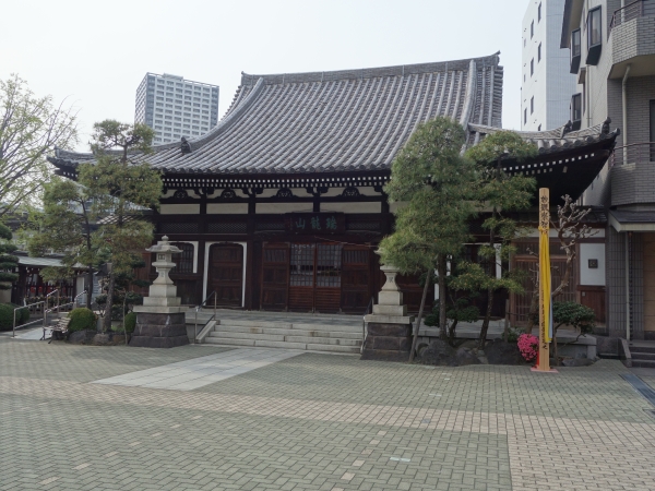 開帳塔婆と本堂