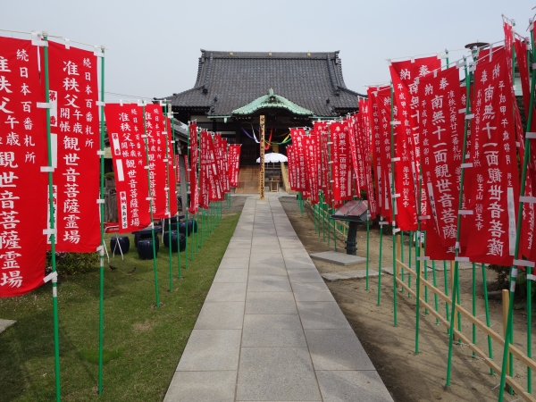 開帳塔婆と本堂