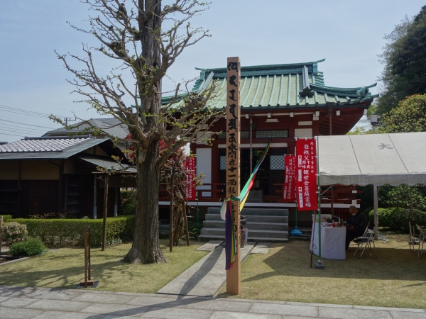 開帳塔婆と観音堂