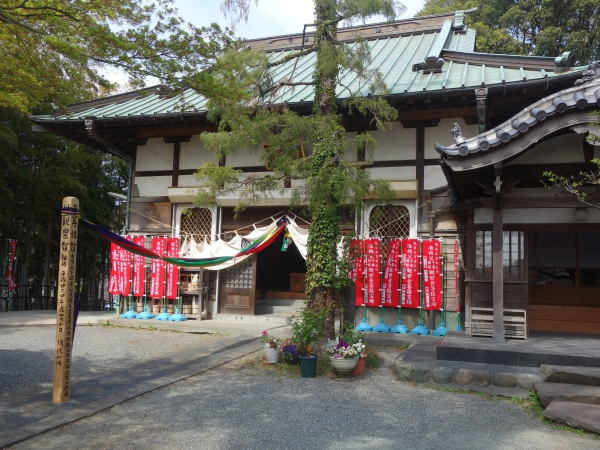 開帳塔婆と本堂