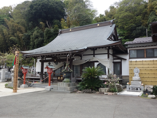 開帳塔婆と本堂