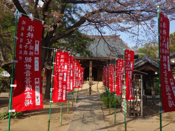 開帳塔婆と本堂