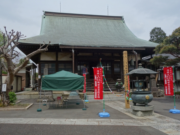 開帳塔婆と本堂