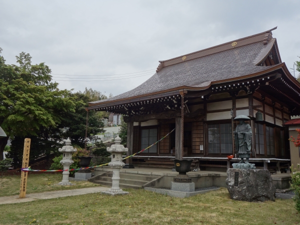 開帳塔婆と本堂