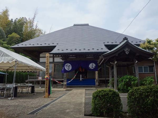 開帳塔婆と本堂