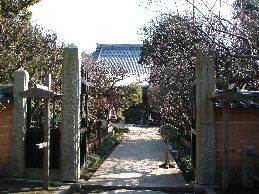 入口から見た本堂