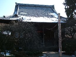 雪が積もった本堂