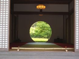 丸窓からの庭園