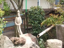 池のそばの観音様