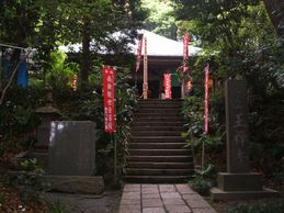 石段から見た観音堂