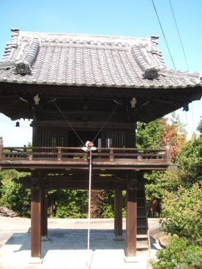 後ろから見た山門