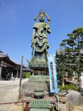 境内に祀られてある厄除け観音像