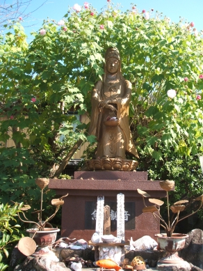 特徴のあるお顔をした魚藍観音