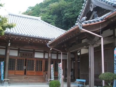 本堂と龍亀大菩薩が祀られているお堂