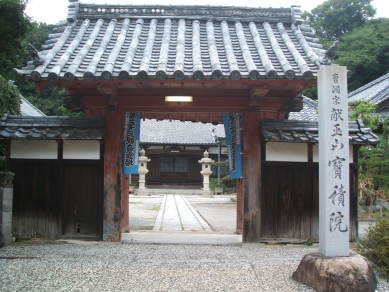 山門から見た本堂