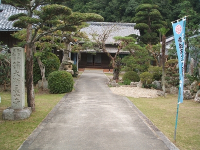 入口から見た本堂