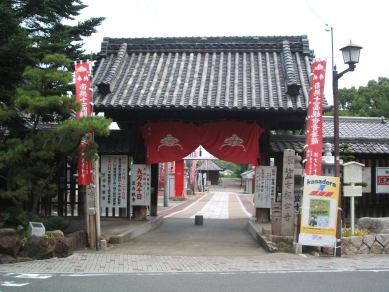 駅から近い山門