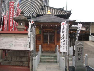 玉照姫と兼平公夫妻を祀るお堂