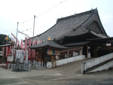 本堂、及び玉照姫と兼平公夫妻を祀るお堂