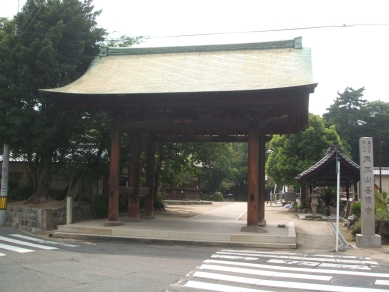 駅から近い山門