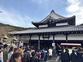 随求堂と並んでいる参拝者