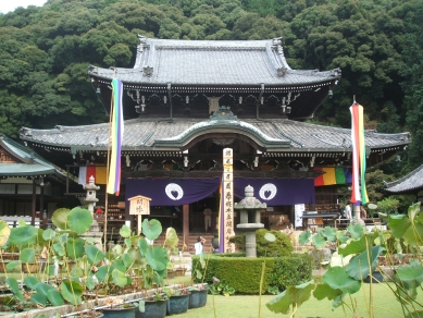 本堂と結縁塔婆（その２）