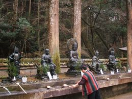 女人堂の前の銅像群