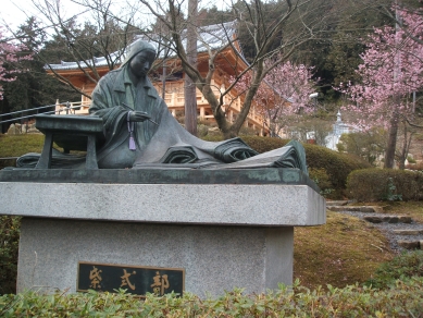 紫式部の像