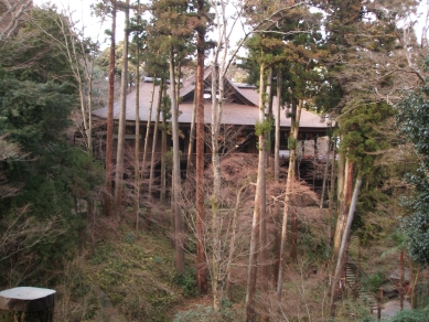 舞台造りの本堂