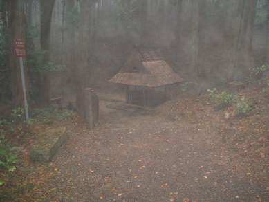 霧が立ちこめるおかげの井戸
