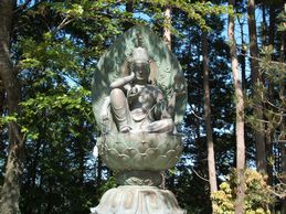 参道にたたずむ圓教寺の本尊である<br>如意輪観音の写し像