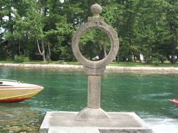 境内近くの知恵の輪