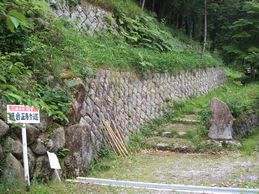 結神社内にある参道の入口