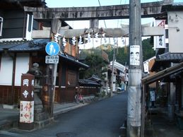 バス停近くの鳥居