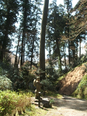 奥の院への道と弘法大師像