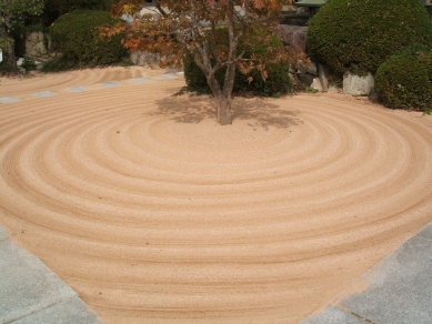 掃き清められた庭